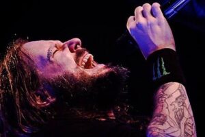 Jonathan Davis dei Korn canta con microfono