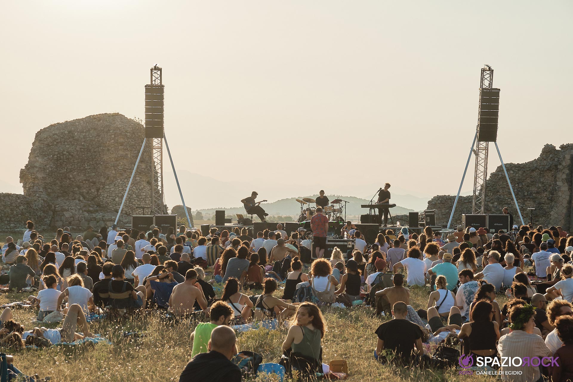 Son Lux 2022 - Panoramica del pubblico e della band in concerto in Abruzzo per paesaggi sonori